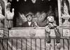 Anton Adolph van Hemert in zijn poppenkast met aapje en een grote Jan Kaasen. Amsterdam 1928